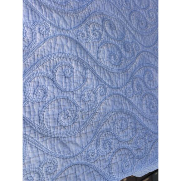 TAHARI HOME QUEEN REVERSIBLE COVERLET QUILT Light Blue swirling patterns Cotton - Picture 2 of 7